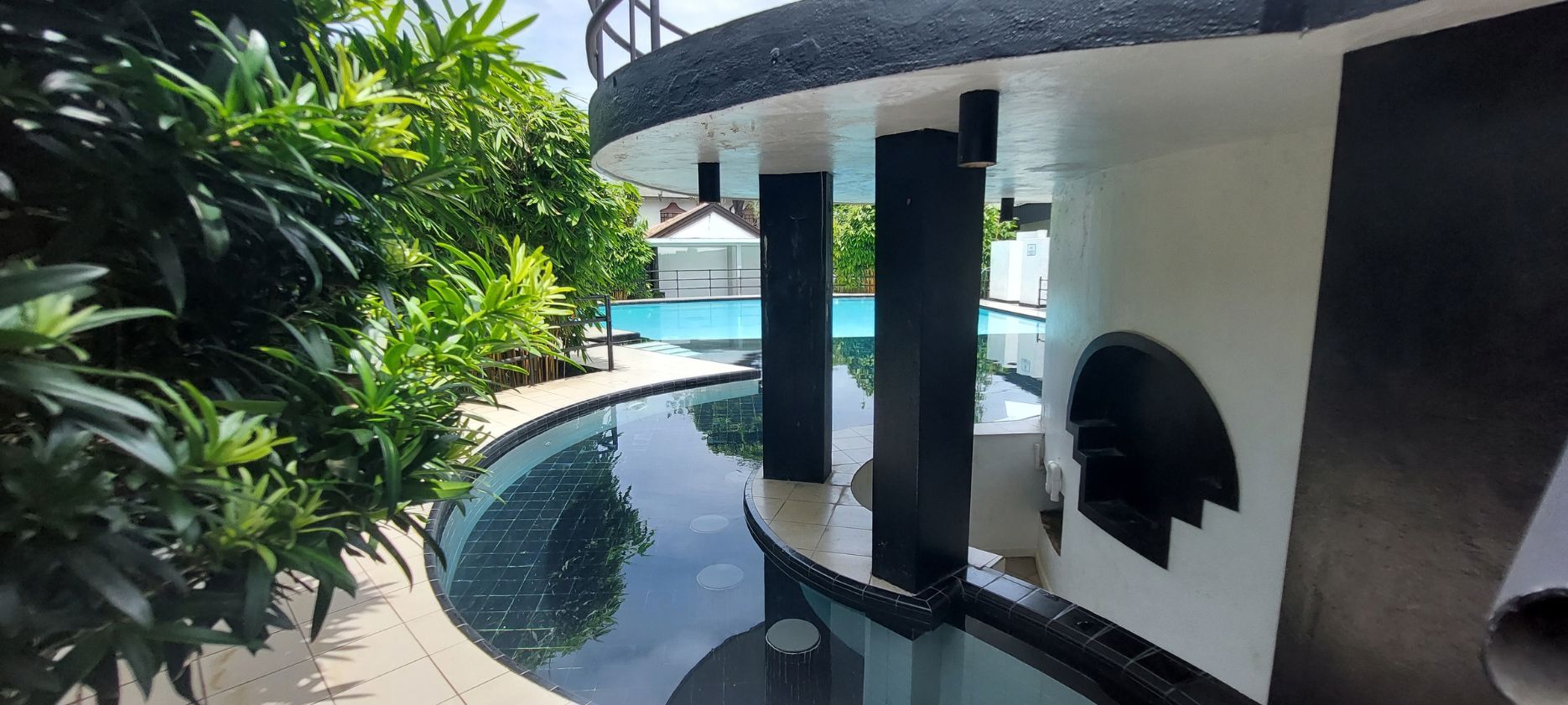 Poolside Lounge